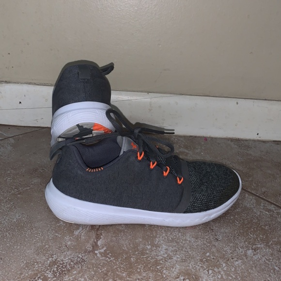 Boys under armour shoes - Picture 2 of 7